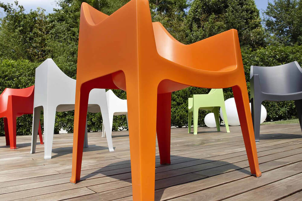 Цветные пластиковые стулья