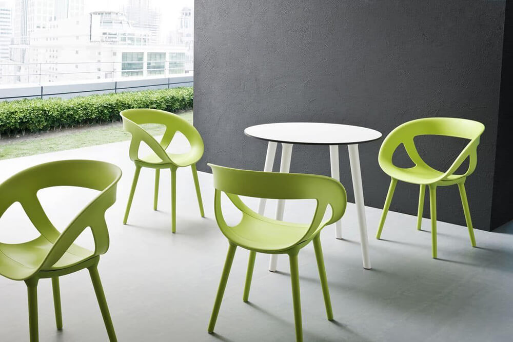 Зеленые пластиковые стулья